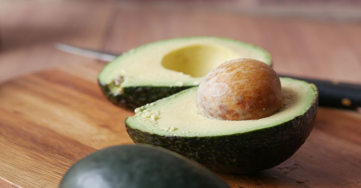 Angeschnittene Avocado vor dem Braunwerden schützen: Die besten Methoden