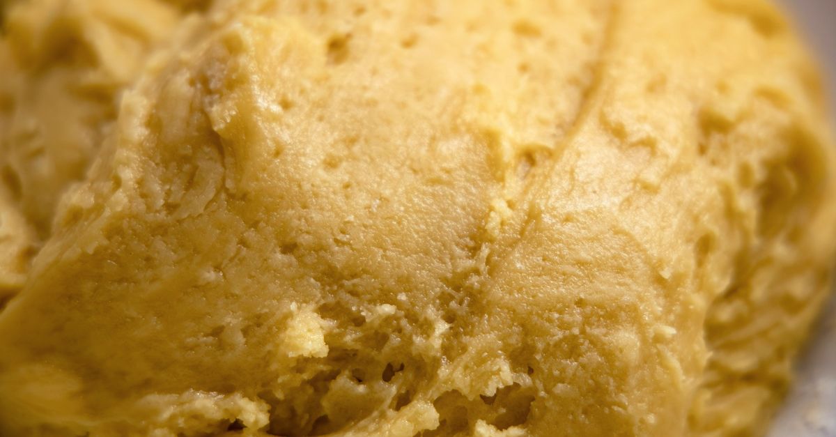 Nahaufnahme von weicher, cremiger Butter in einer glatten Masse.