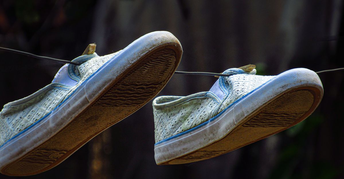 Weiße Stoffschuhe reinigen: So werden Sneaker wieder strahlend sauber