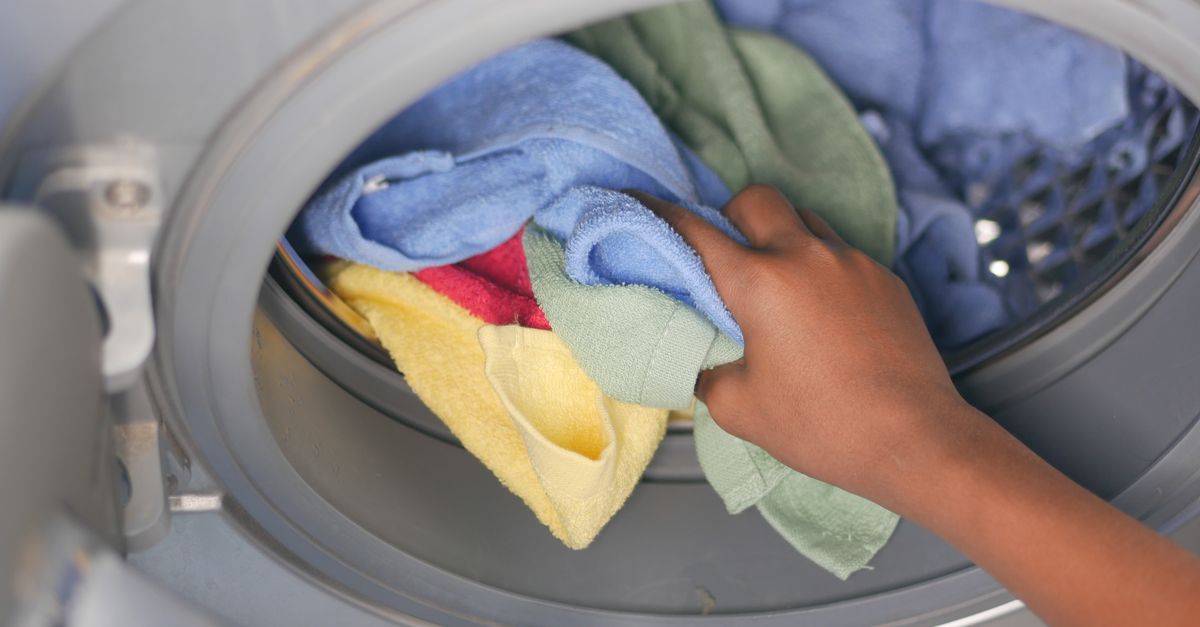 Fettflecken aus Kleidung entfernen: So klappt es garantiert