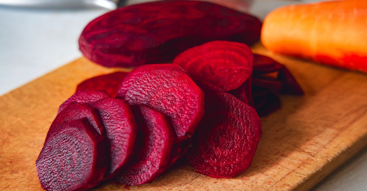 Rote-Bete-Flecken entfernen: So werden Schneidebretter und Küchentücher wieder sauber