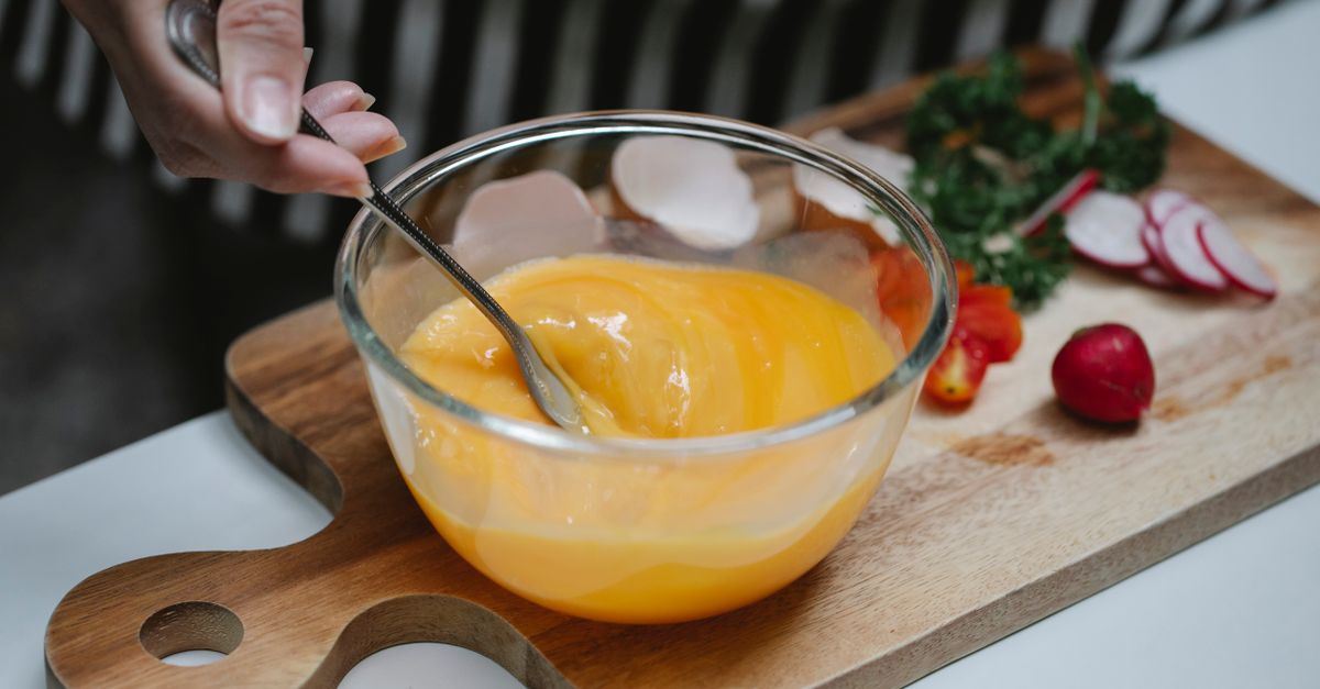 Eigelb-Soße retten: Warum kaltes Wasser besser bindet als Butter