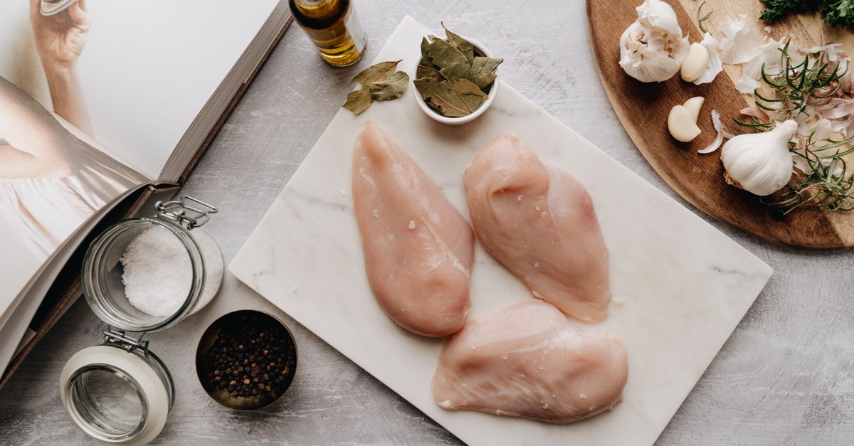 Hühnerfleisch richtig pochieren: So bleibt es zart und saftig statt trocken